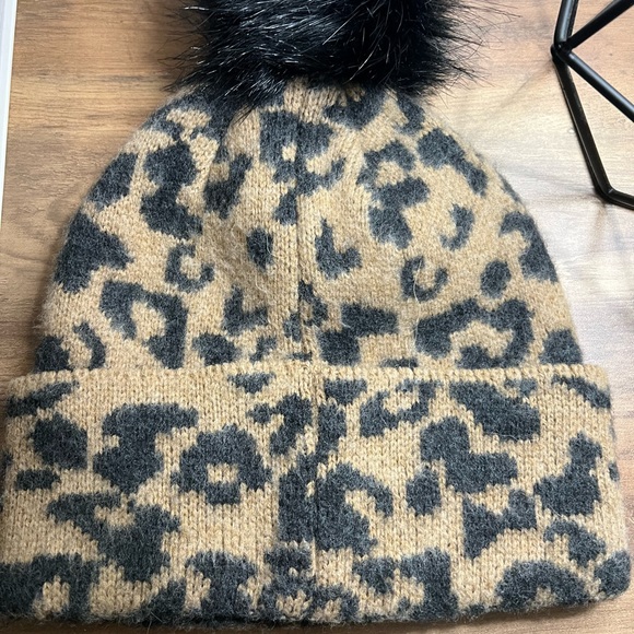 Steve Madden beanie /Pom Pom - Picture 3 of 4